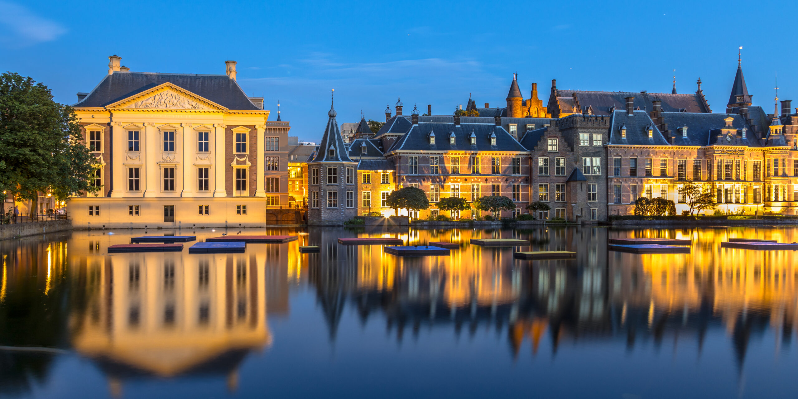 Dutch parliament building Binnenhof seen from Hofvijver at night
